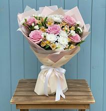 Букет цветов из:  Гвоздики, Орхидеи и Розы в Ровеньках