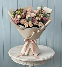 Букет цветов из:  Розы и Лизиантусы в Ровеньках
