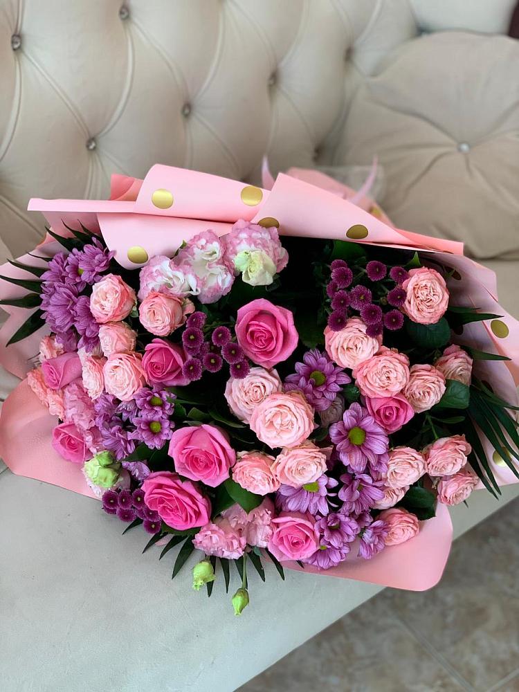 Букет цветов из: Хризантемы, Розы и Лизиантусы в Ровеньках