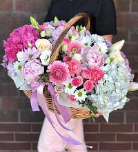 Композиция солнечный день в Ровеньках Цветочная композиция из Розы, Хризантемы, Пионы и Лизиантусы в корзине в Ровеньках