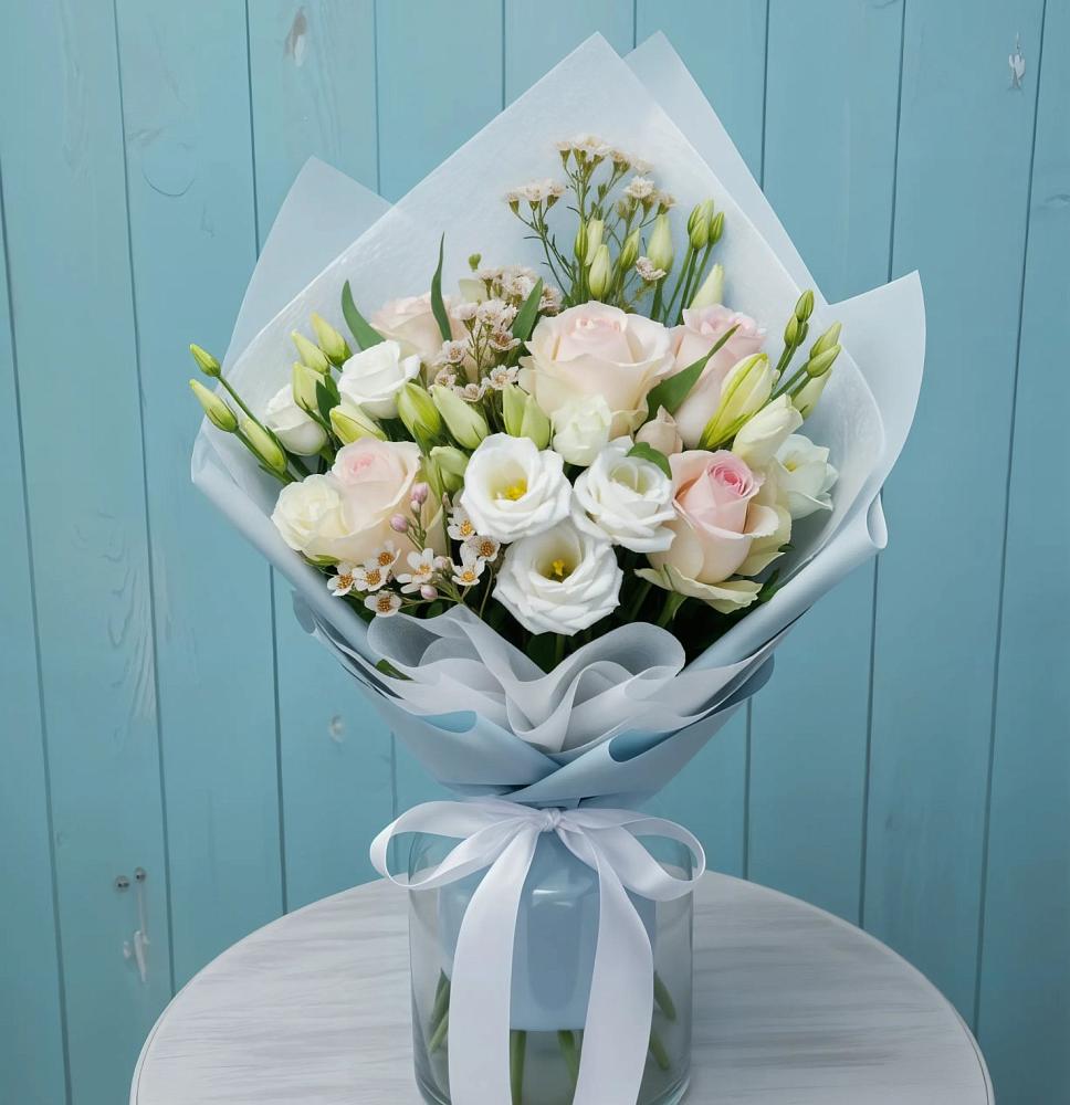 Букет цветов из: Розы и Лизиантусы в Ровеньках