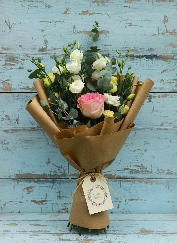 Букет цветов из: Розы и Лизиантусы в Ровеньках