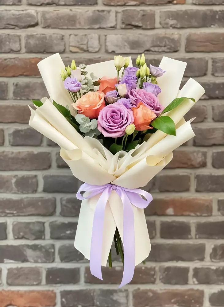 Букет цветов из: Лизиантусы и Розы в Ровеньках