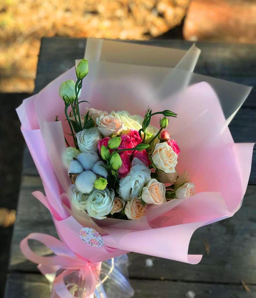 Букет цветов из: Розы и Лизиантусы в Ровеньках