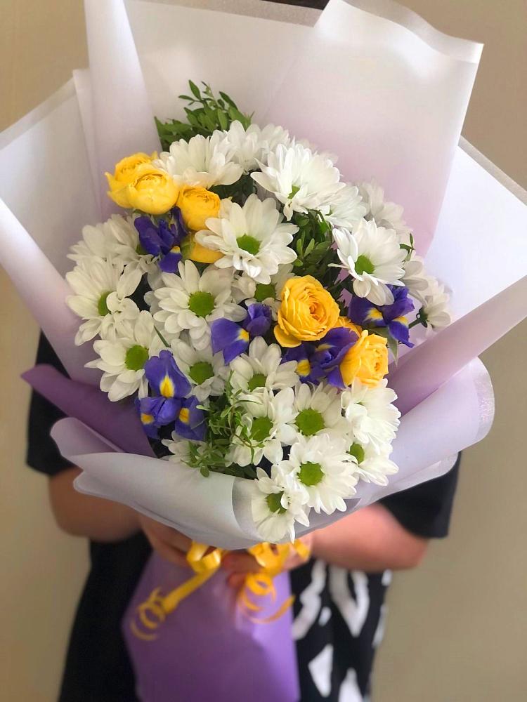 Букет цветов из: Ирисы, Хризантемы и Розы в Ровеньках