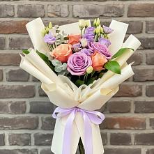 Букет цветов из:  Лизиантусы и Розы в Ровеньках
