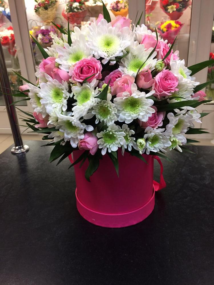 Цветочная композиция из Розы и Хризантемы в шляпной коробке в Ровеньках