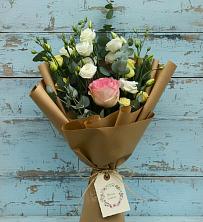 Букет цветов из:  Розы и Лизиантусы в Ровеньках