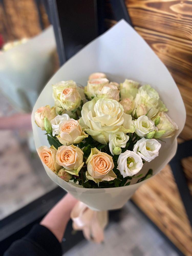 Букет цветов из: Розы и Лизиантусы в Ровеньках