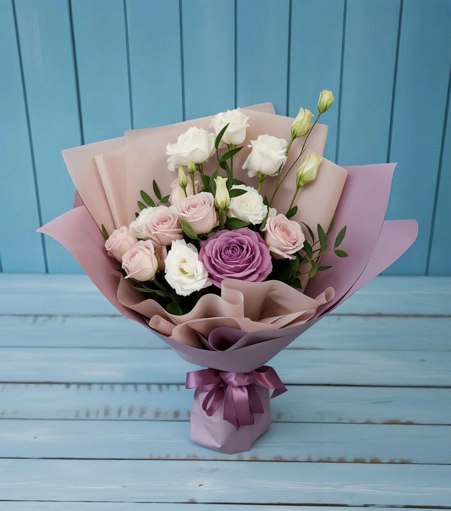 Букет цветов из: Розы и Лизиантусы в Ровеньках